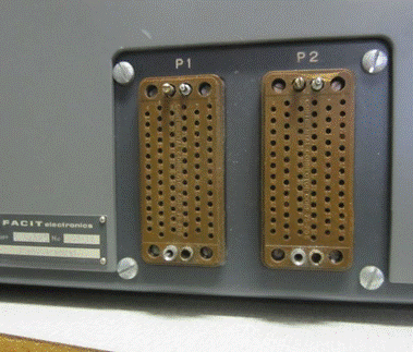 Bilden visar del av manöverpanelens baksida med de båda 75-poliga kontakterna. Foto: Evert Clair