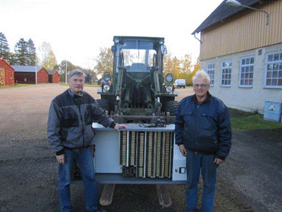 Bilden visar den avslutande transporten av skåp nr 2. Här är det inte frågan om någon ”bärbar”! Evert Clair till vänster och Kjell Eriksson till höger. Foto: Evert Clair